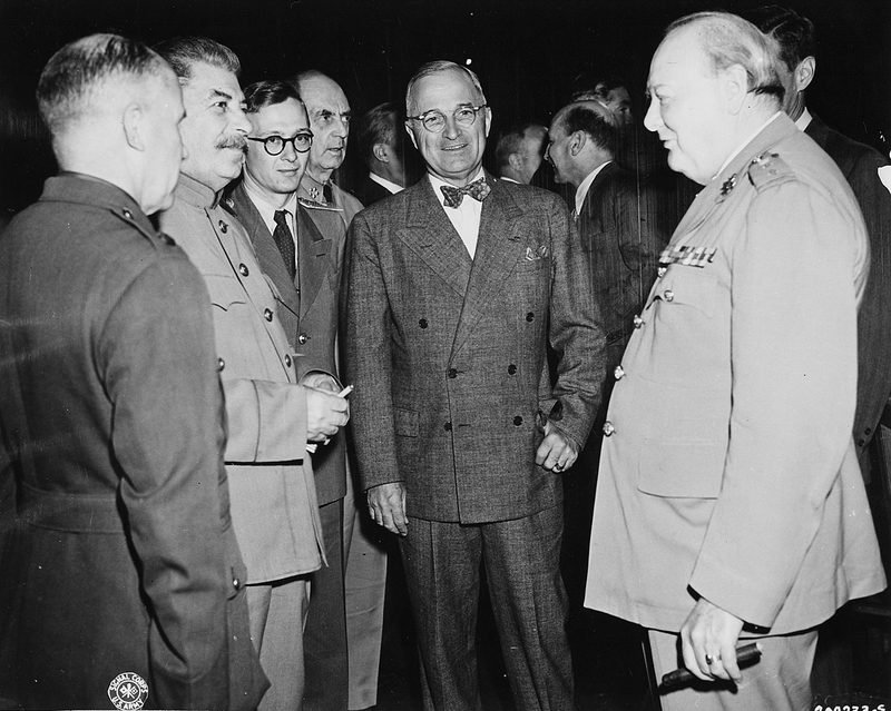 Stalin, Harry S. Truman (centro) y Churchill en 1945. Wikimedia Commons